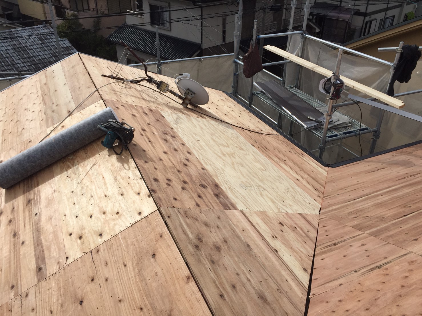 野地板を屋根面に敷き詰める増し張り